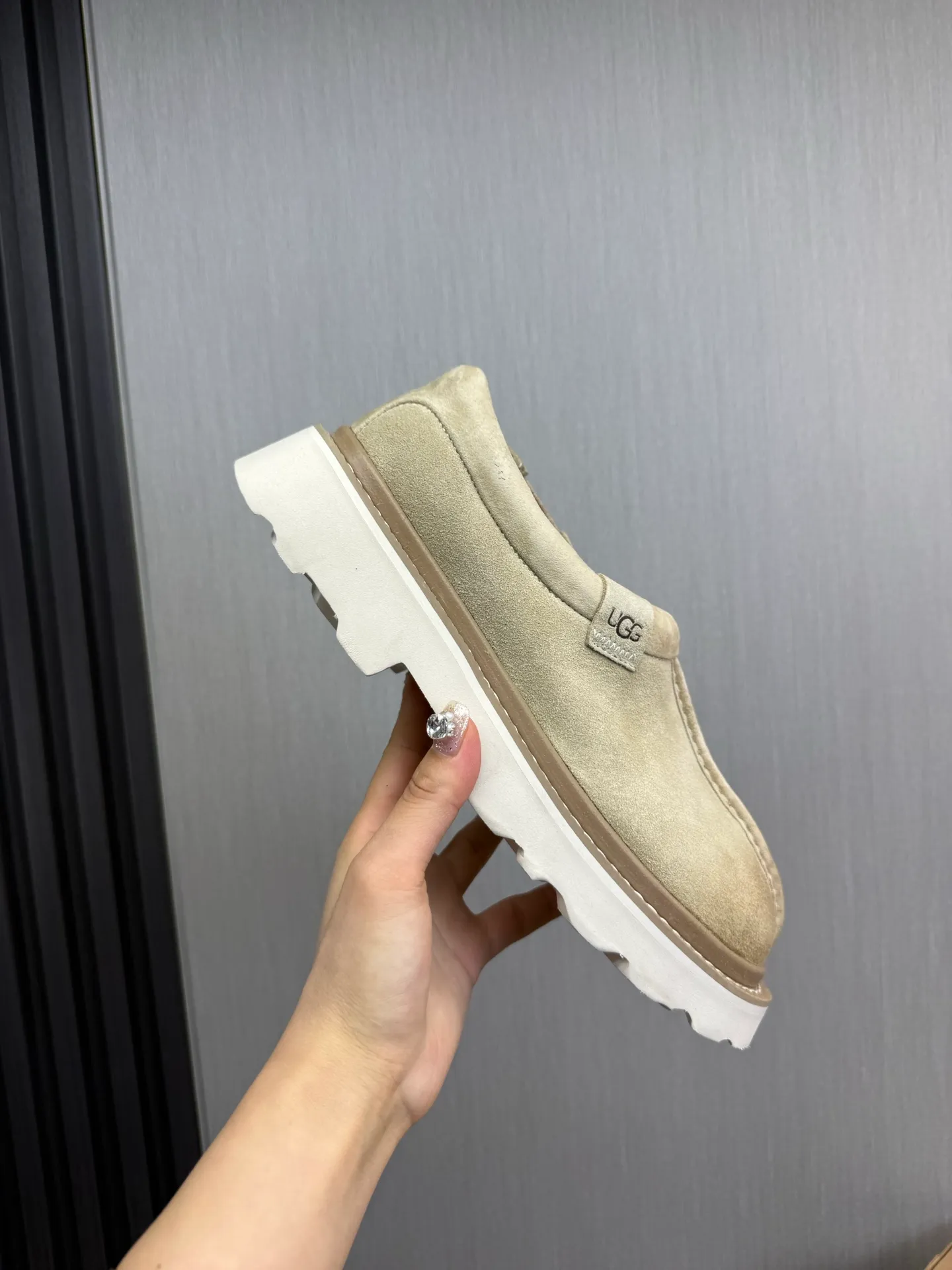 Men's shoes 💰560💰 New UGG fur integrated men's simple and fashionable snow boots. The most worth buying at the end of this year are warm casual shoes. Whether you are out and about at home, their comfortable and warm performance will be your most suitable fashion companion! The material is cowhide upper and imported wool is used inside. Warm and comfortable! The eva+ rubber patch outsole is cushioned, non-slip and wear-resistant, and has good elasticity. It is light and wear-resistant, comfortable and soft, and the new simple cut is more fashionable. It has both practicality and fashion sense, so you no longer have to worry about how to match it in winter, while still maintaining your fashionable taste. High-quality genuine wool. Look at the details for the material! Size: 39-40-41-42-43-44-44 sneaker size